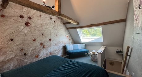 Propriété de charme , traversé par un ruisseau, avec activité gîte et chambres d'hôte, au coeur d'un village avec tous commerces