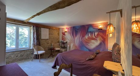 Propriété de charme , traversé par un ruisseau, avec activité gîte et chambres d'hôte, au coeur d'un village avec tous commerces