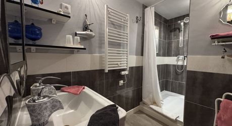 Propriété de charme , traversé par un ruisseau, avec activité gîte et chambres d'hôte, au coeur d'un village avec tous commerces