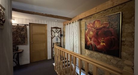 Propriété de charme , traversé par un ruisseau, avec activité gîte et chambres d'hôte, au coeur d'un village avec tous commerces
