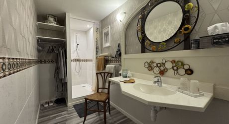 Propriété de charme , traversé par un ruisseau, avec activité gîte et chambres d'hôte, au coeur d'un village avec tous commerces