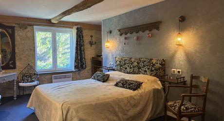 Propriété de charme , traversé par un ruisseau, avec activité gîte et chambres d'hôte, au coeur d'un village avec tous commerces