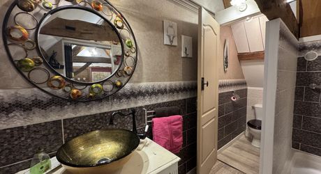 Propriété de charme , traversé par un ruisseau, avec activité gîte et chambres d'hôte, au coeur d'un village avec tous commerces