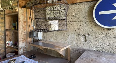 Propriété de charme , traversé par un ruisseau, avec activité gîte et chambres d'hôte, au coeur d'un village avec tous commerces