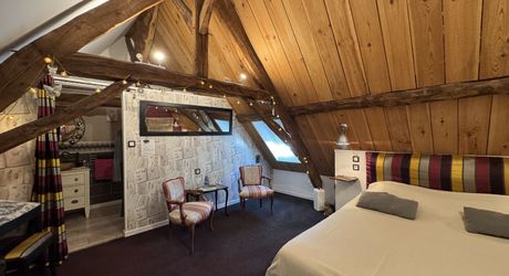 Propriété de charme , traversé par un ruisseau, avec activité gîte et chambres d'hôte, au coeur d'un village avec tous commerces