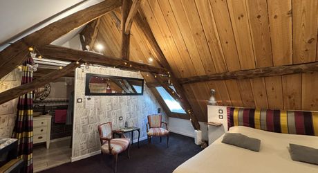 Propriété de charme , traversé par un ruisseau, avec activité gîte et chambres d'hôte, au coeur d'un village avec tous commerces