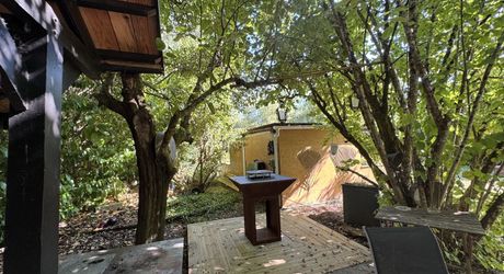 Propriété de charme , traversé par un ruisseau, avec activité gîte et chambres d'hôte, au coeur d'un village avec tous commerces