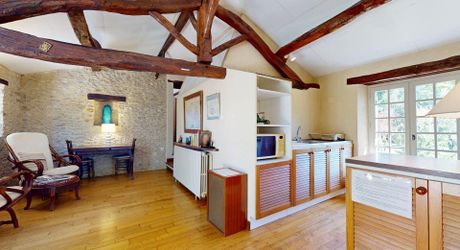 Maison de charme avec gîte et piscine au calme