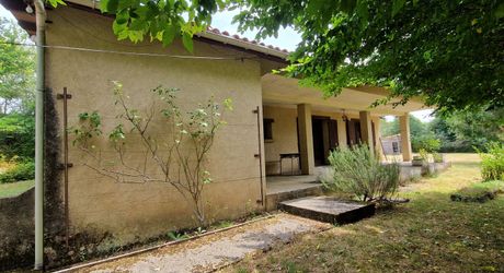 Maison de Plain pied et jardin proche des commerces.