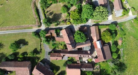 Ancien corps de ferme au cœur d’un petit hameau calme