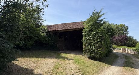Ancien corps de ferme au cœur d’un petit hameau calme