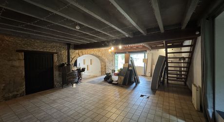 Grande maison de village avec jardin et dépendance attenante pour activité annexe