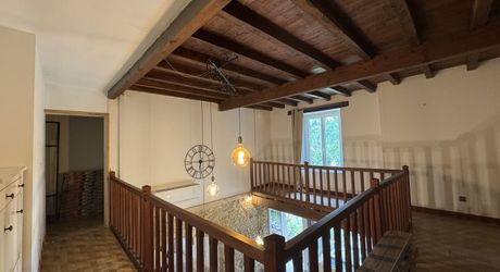 Grande maison de village avec jardin et dépendance attenante pour activité annexe