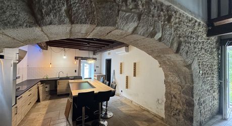 Grande maison de village avec jardin et dépendance attenante pour activité annexe