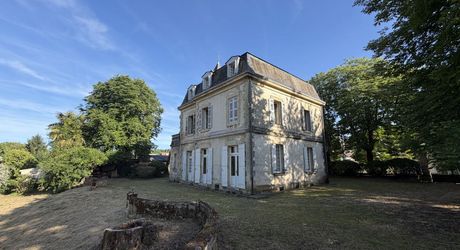 Propriété de caractère avec maison de maître, dépendances et parc arboré au cœur du Périgord Noir
