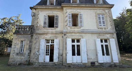 Propriété de caractère avec maison de maître, dépendances et parc arboré au cœur du Périgord Noir