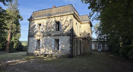 Propriété de caractère avec maison de maître, dépendances et parc arboré au cœur du Périgord Noir