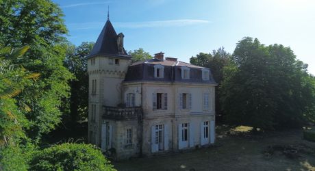 Propriété de caractère avec maison de maître, dépendances et parc arboré au cœur du Périgord Noir