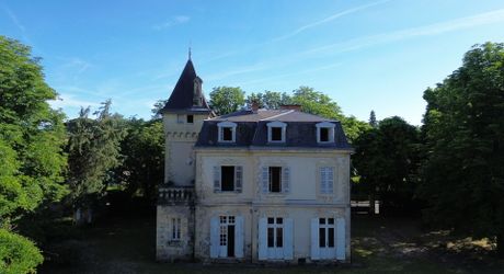Propriété de caractère avec maison de maître, dépendances et parc arboré au cœur du Périgord Noir