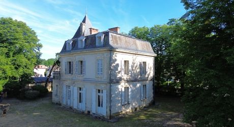 Propriété de caractère avec maison de maître, dépendances et parc arboré au cœur du Périgord Noir