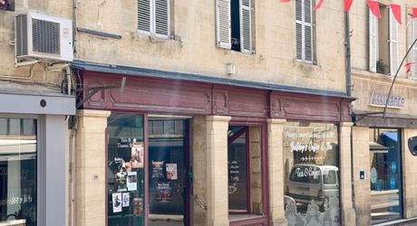 Immeuble de rapport avec local commercial, garage et appartement à rénover au cœur d'un village du Périgord Noir