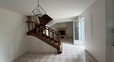 Maison en pierre avec jolie vue et potentiel, proche des commerces