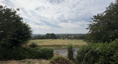 Maison en pierre avec jolie vue et potentiel, proche des commerces