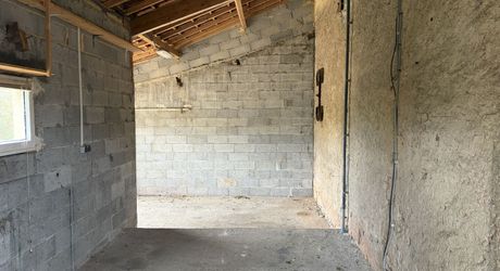 Maison en pierre avec jolie vue et potentiel, proche des commerces