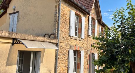 Maison en pierre avec jolie vue et potentiel, proche des commerces