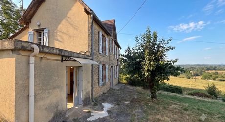 Maison en pierre avec jolie vue et potentiel, proche des commerces