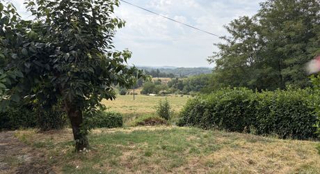 Maison en pierre avec jolie vue et potentiel, proche des commerces