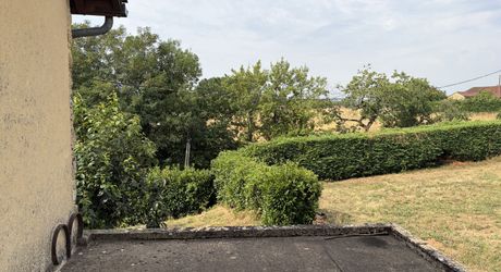 Maison en pierre avec jolie vue et potentiel, proche des commerces
