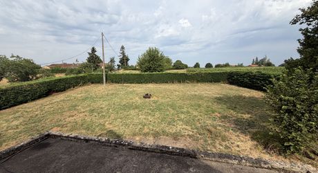 Maison en pierre avec jolie vue et potentiel, proche des commerces