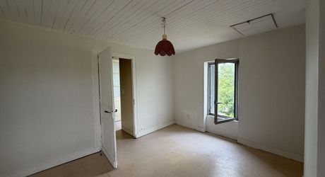 Maison en pierre avec jolie vue et potentiel, proche des commerces