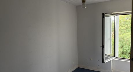 Maison en pierre avec jolie vue et potentiel, proche des commerces