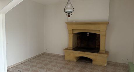 Maison en pierre avec jolie vue et potentiel, proche des commerces