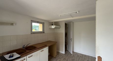 Maison en pierre avec jolie vue et potentiel, proche des commerces