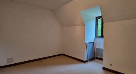 Maison périgordine, piscine, garage et terrain de 2246m2 à 1 km des commerces et non loin de la rivière.