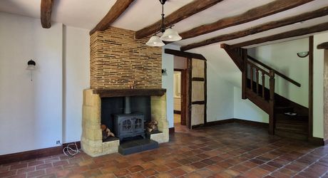 Maison périgordine, piscine, garage et terrain de 2246m2 à 1 km des commerces et non loin de la rivière.