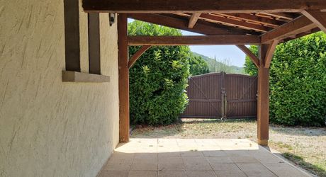 Maison périgordine, piscine, garage et terrain de 2246m2 à 1 km des commerces et non loin de la rivière.
