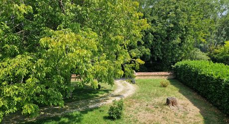 Maison périgordine, piscine, garage et terrain de 2246m2 à 1 km des commerces et non loin de la rivière.