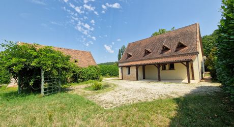Maison périgordine, piscine, garage et terrain de 2246m2 à 1 km des commerces et non loin de la rivière.