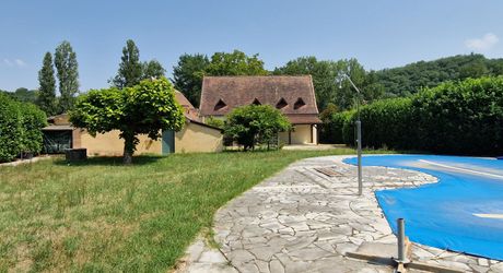 Maison périgordine, piscine, garage et terrain de 2246m2 à 1 km des commerces et non loin de la rivière.