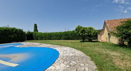 Maison périgordine, piscine, garage et terrain de 2246m2 à 1 km des commerces et non loin de la rivière.