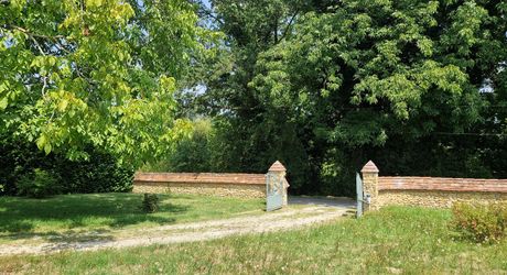 Maison périgordine, piscine, garage et terrain de 2246m2 à 1 km des commerces et non loin de la rivière.