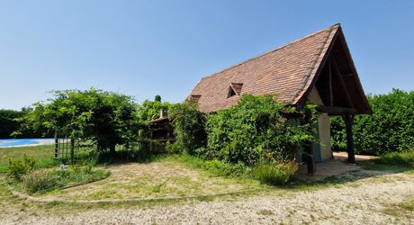 Maison périgordine, piscine, garage et terrain de 2246m2 à 1 km des commerces et non loin de la rivière.