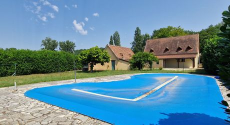 Maison périgordine, piscine, garage et terrain de 2246m2 à 1 km des commerces et non loin de la rivière.