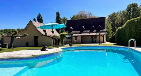 Maison périgordine, piscine, garage et terrain de 2246m2 à 1 km des commerces et non loin de la rivière.