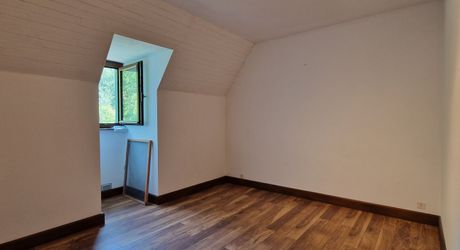 Maison périgordine, piscine, garage et terrain de 2246m2 à 1 km des commerces et non loin de la rivière.