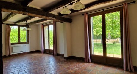 Maison périgordine, piscine, garage et terrain de 2246m2 à 1 km des commerces et non loin de la rivière.